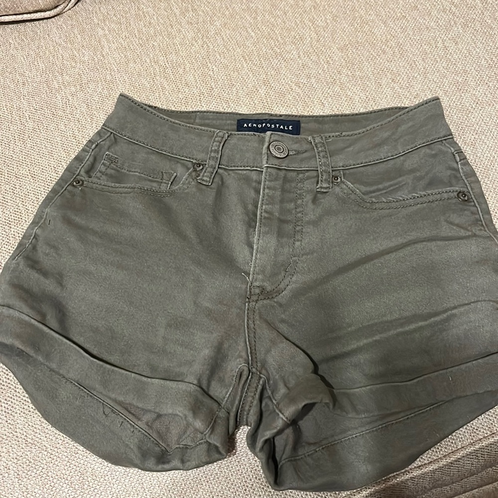 #49 Aeropostale Hightower waisted midi shorts olive green size00